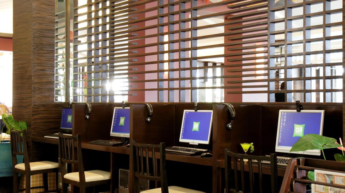 All Seasons Naiharn Phuket Hotel 