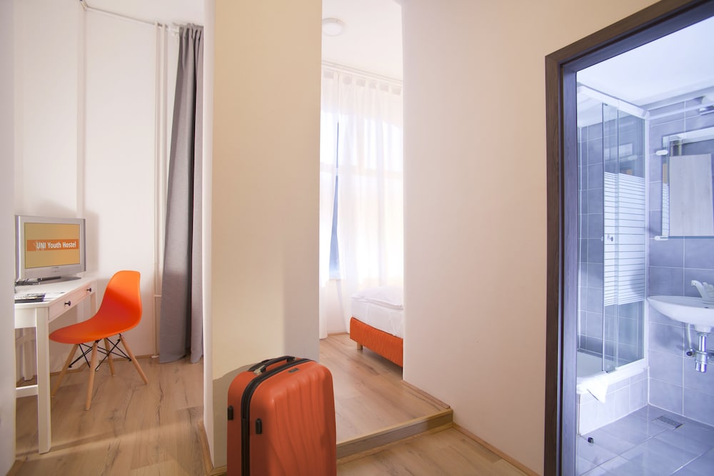 Uni Youth Hostel 