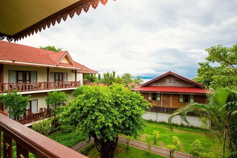 Buri Beach Resort 
