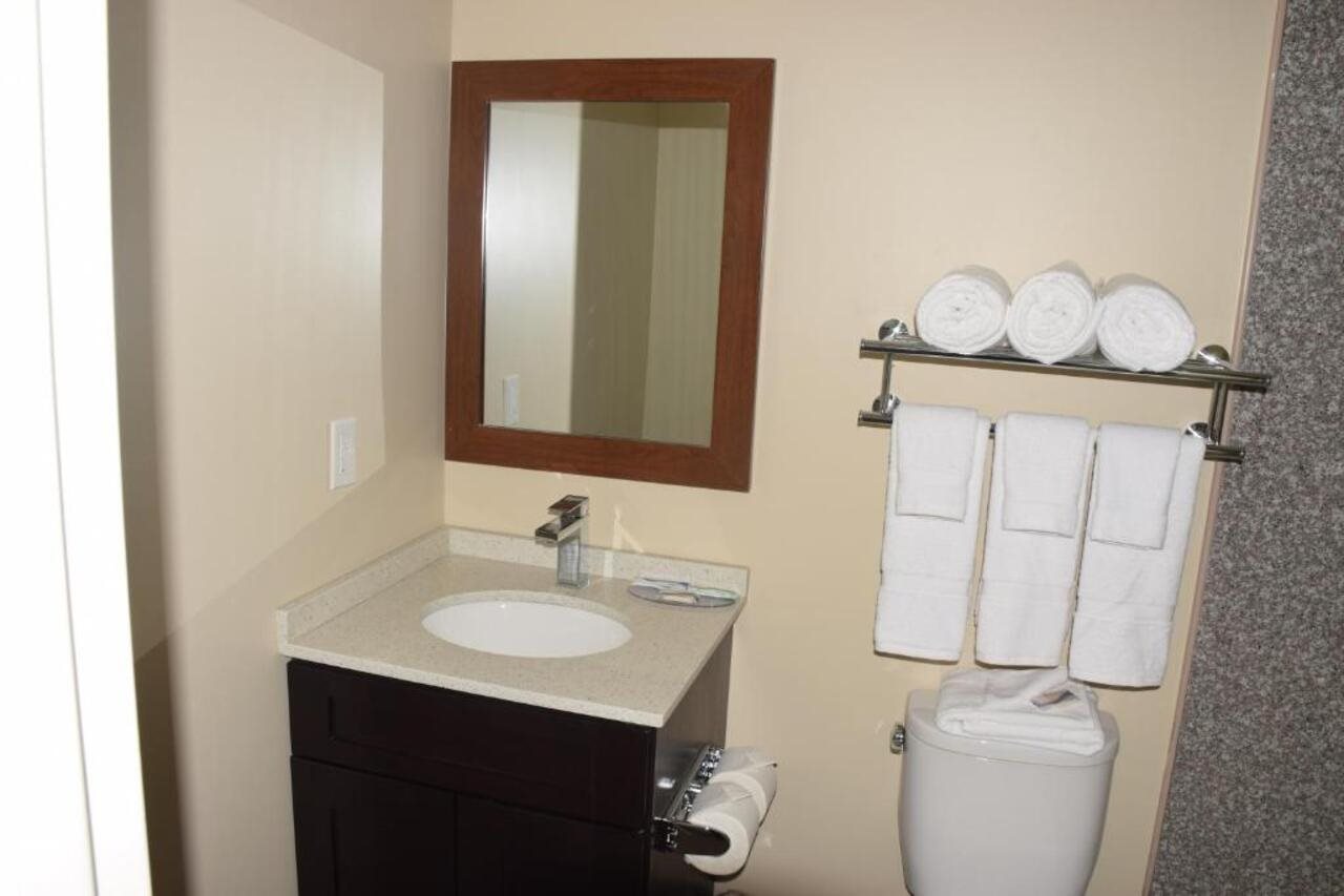 Astoria Delancy Inn & Suites 