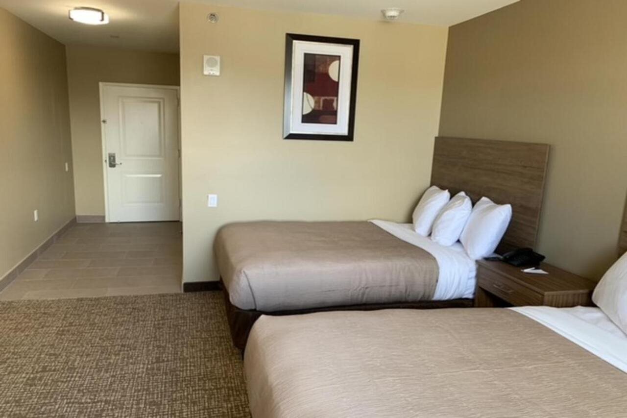 Astoria Delancy Inn & Suites 
