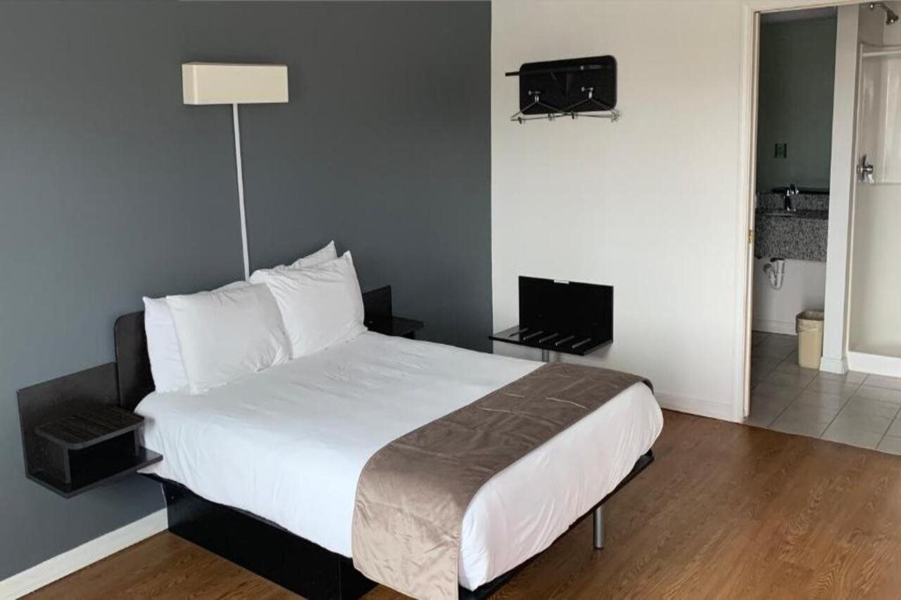 Astoria Delancy Inn & Suites 