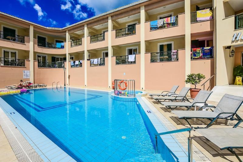 Timos Hotel in Laganas, Griekenland | Zoover